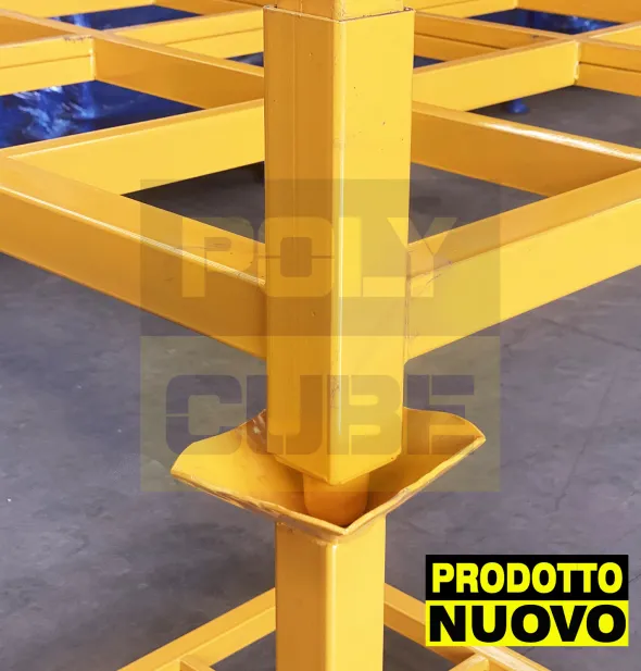 Bancali o pallet in ferro accatastabili con montanti