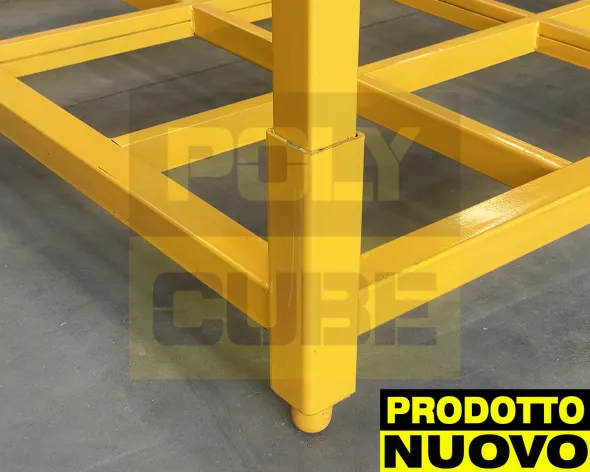 Bancali o pallet in ferro accatastabili con montanti