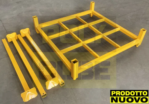 Bancali o pallet in ferro accatastabili con montanti