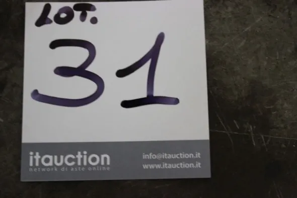 31#5145 Banco con morsa