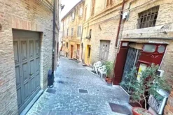 #2515116 Bottega a vetrina piano terra in centro storico