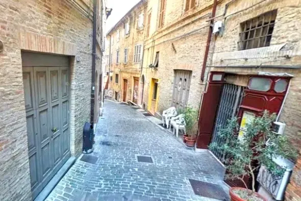 #2515116 Bottega a vetrina piano terra in centro storico