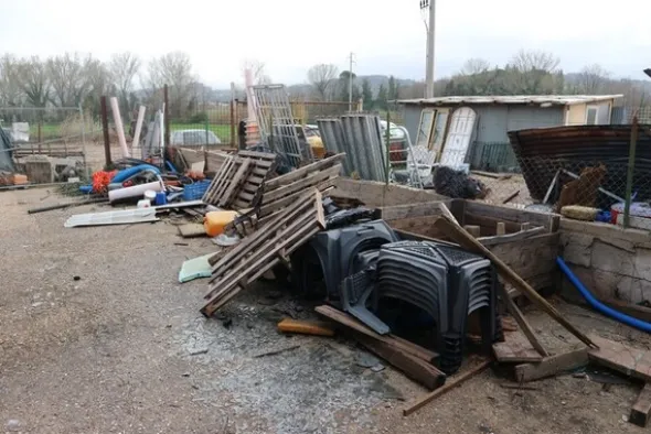 4#6992 Box da cantiere e materiale edile