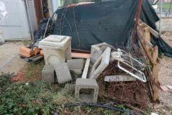 4#6992 Box da cantiere e materiale edile