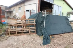 4#6992 Box da cantiere e materiale edile