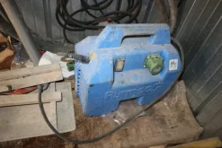 4#6992 Box da cantiere e materiale edile