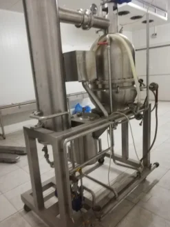 Calibrator for washing and calibrating fruits
