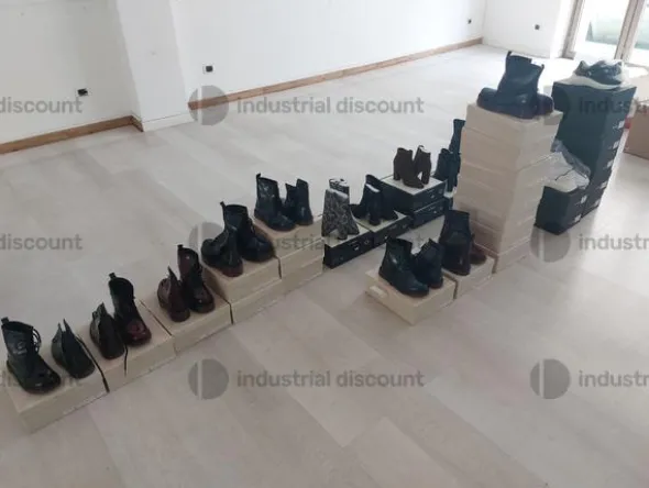 8#8952 Calzature e arredo ufficio