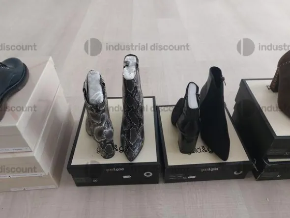 8#8952 Calzature e arredo ufficio