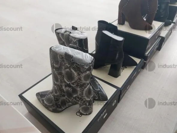 8#8952 Calzature e arredo ufficio