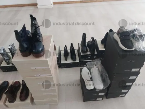 8#8952 Calzature e arredo ufficio