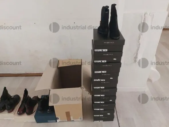 8#8952 Calzature e arredo ufficio