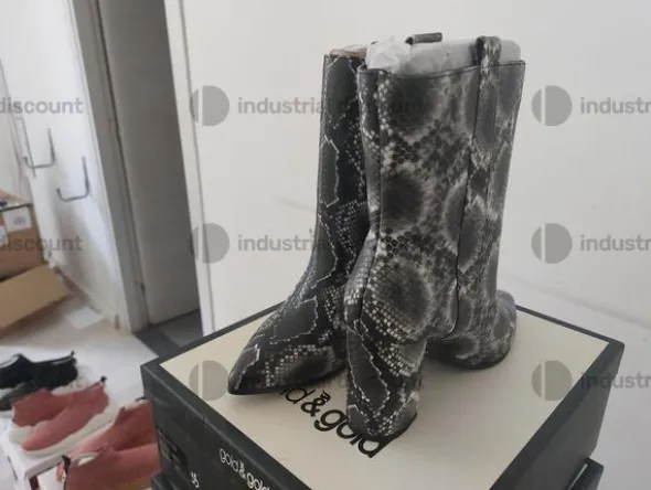 8#8952 Calzature e arredo ufficio