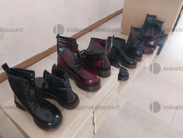 8#8952 Calzature e arredo ufficio