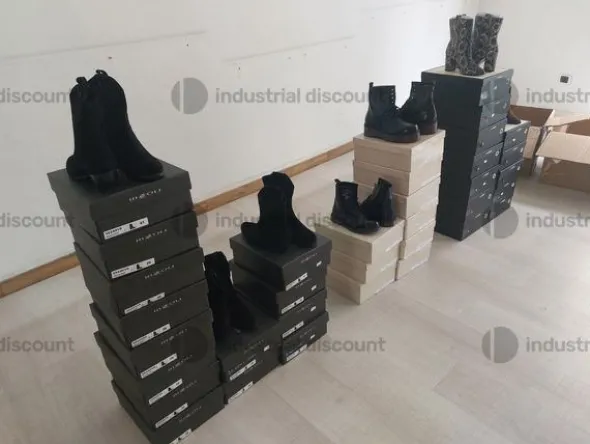 8#8952 Calzature e arredo ufficio