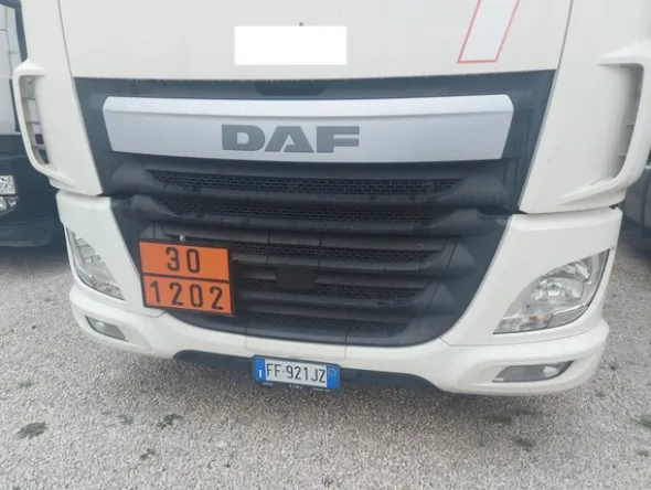 3#7657 Camion cisterna Daf 460