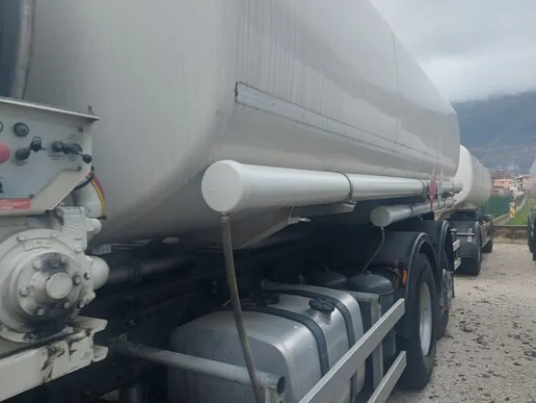 3#7657 Camion cisterna Daf 460