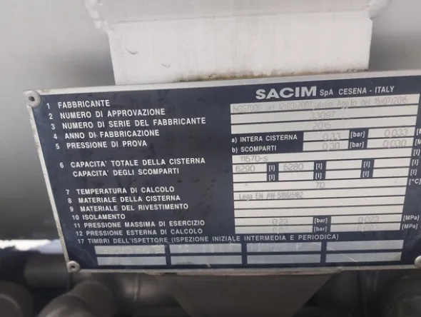7#7657 Camion cisterna Renault trucks