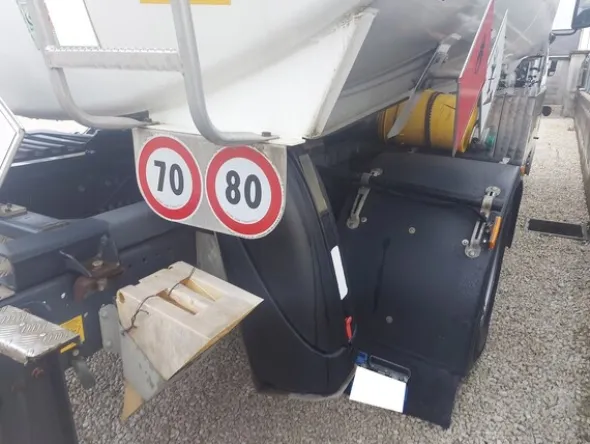 7#7657 Camion cisterna Renault trucks