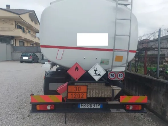 7#7657 Camion cisterna Renault trucks