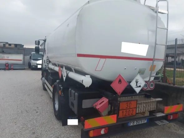 7#7657 Camion cisterna Renault trucks