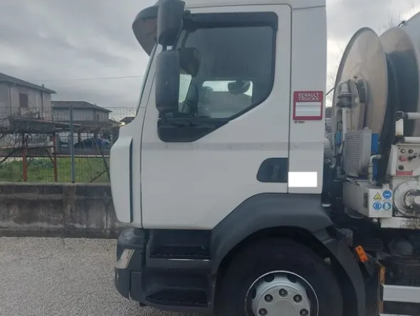 7#7657 Camion cisterna Renault trucks