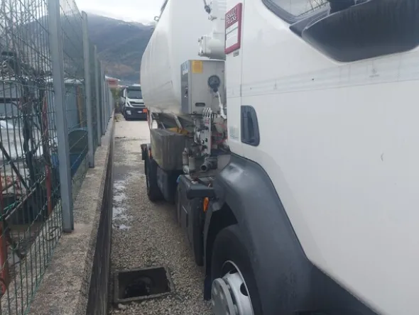 7#7657 Camion cisterna Renault trucks