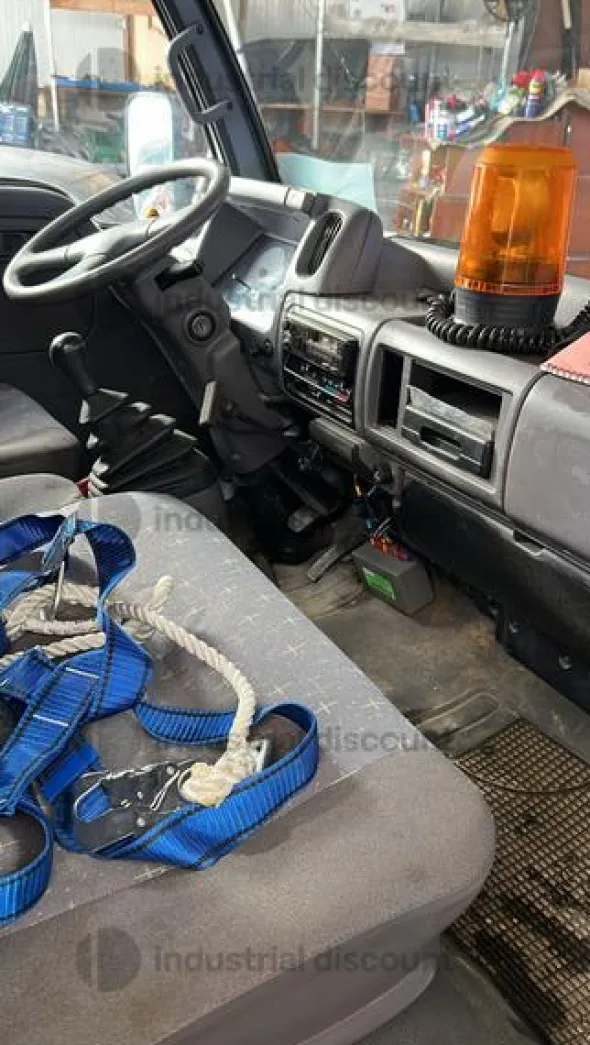 1#9935 Camion Nissan Cabstar con cestello