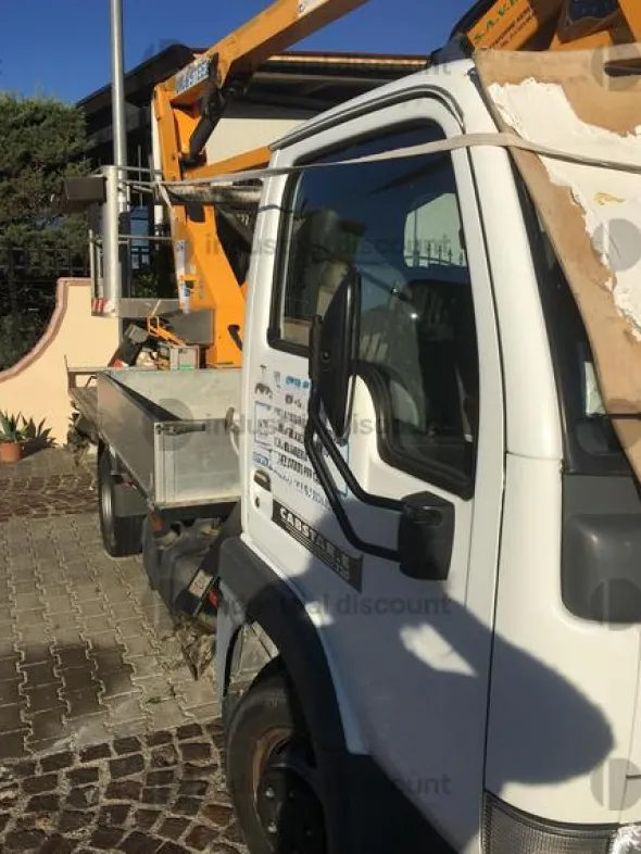 1#9935 Camion Nissan Cabstar con cestello
