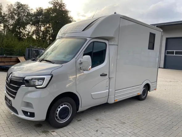 Camion per il trasporto di cavalliRenault Master 2024