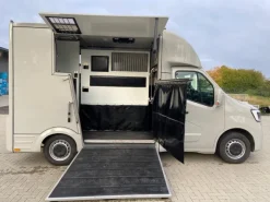 Camion per il trasporto di cavalliRenault Master 2024