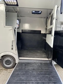 Camion per il trasporto di cavalliRenault Master 2024