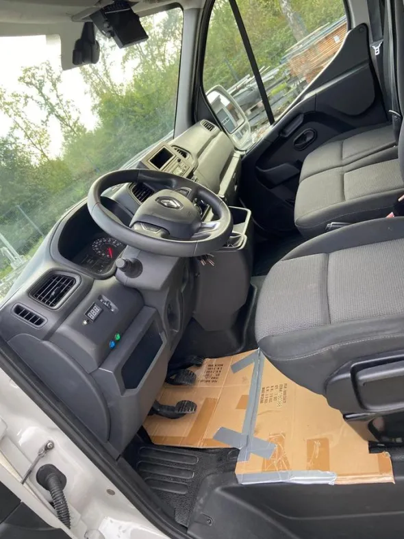 Camion per il trasporto di cavalliRenault Master 2024