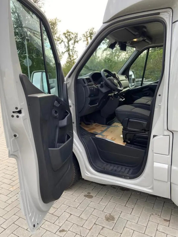 Camion per il trasporto di cavalliRenault Master 2024