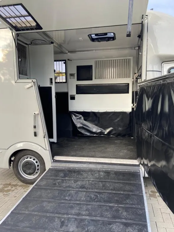 Camion per il trasporto di cavalliRenault Master 2024