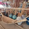 8#9425 Canoa Borneo e Armadietto con Sculture Timor