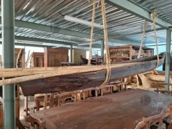 8#9425 Canoa Borneo e Armadietto con Sculture Timor