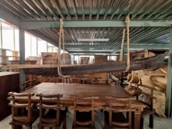 8#9425 Canoa Borneo e Armadietto con Sculture Timor