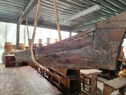 8#9425 Canoa Borneo e Armadietto con Sculture Timor