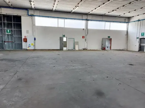 #23858 Capannone commerciale con uffici e area pertinenziale