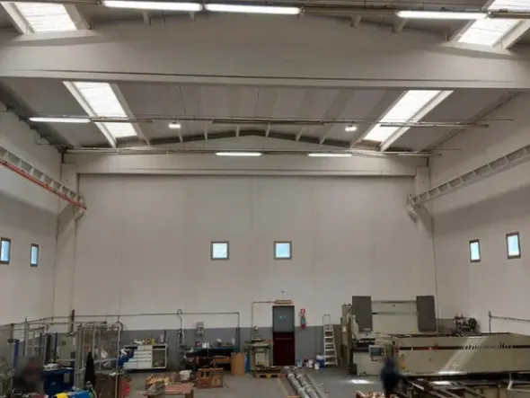 #15972 Capannone con carroponte e area esterna