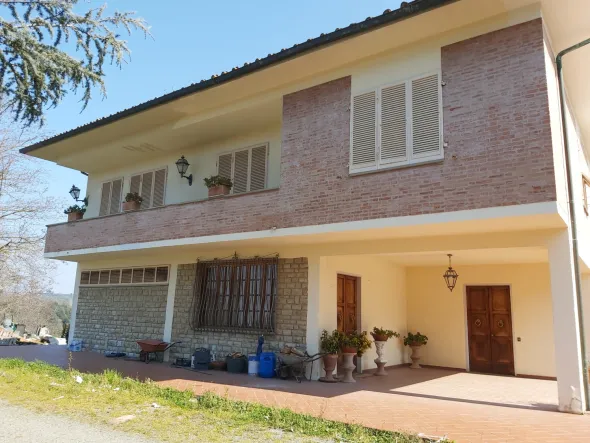Capannone con casa annessa e ampio piazzale