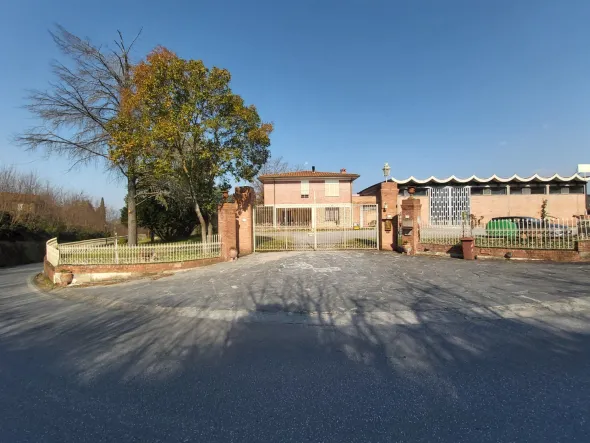 Capannone con casa annessa e ampio piazzale