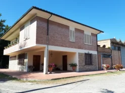 Capannone con casa annessa e ampio piazzale