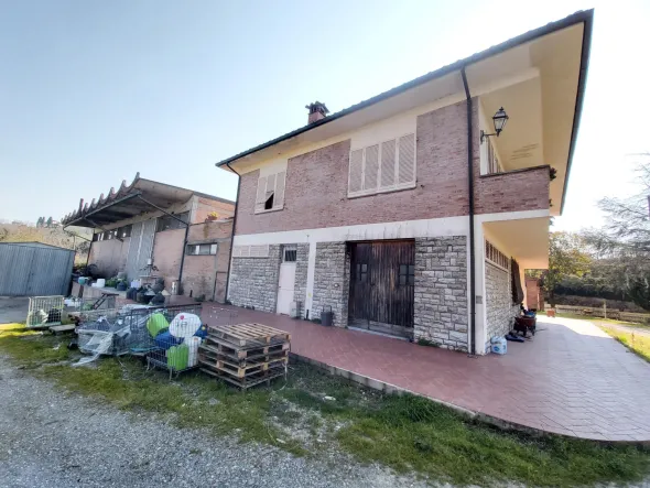 Capannone con casa annessa e ampio piazzale