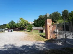 Capannone con casa annessa e ampio piazzale