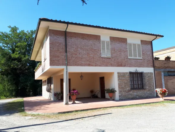 Capannone con casa annessa e ampio piazzale