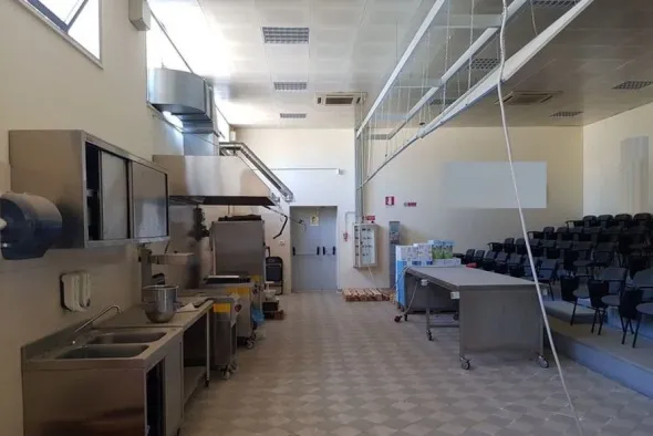 #11089 Capannone con laboratorio, negozio e zona uffici