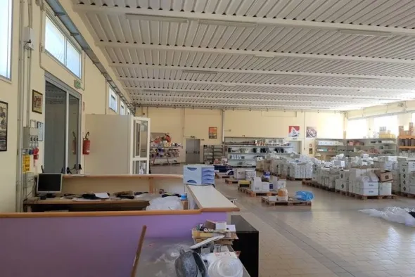 #11089 Capannone con laboratorio, negozio e zona uffici