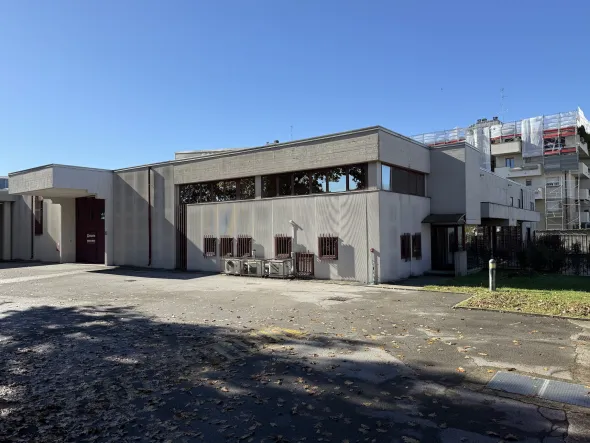 CAPANNONE con uffici e vetrine fronte strada